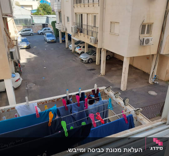 חבלי כביסה עם אטבים צבעוניים על מתקן חיצוני